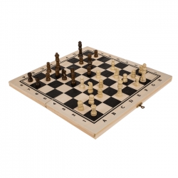 Šachy s drevenou šachovnicou