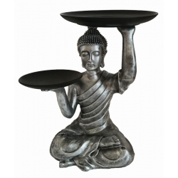 Budha sediaci s dvoma taniermi